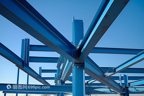 藍(lán)天下，金屬結(jié)構(gòu)的現(xiàn)代詩篇